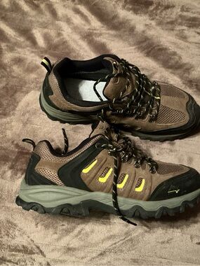 Men's Brown Outdoor Trail Shoes with Yellow Accents